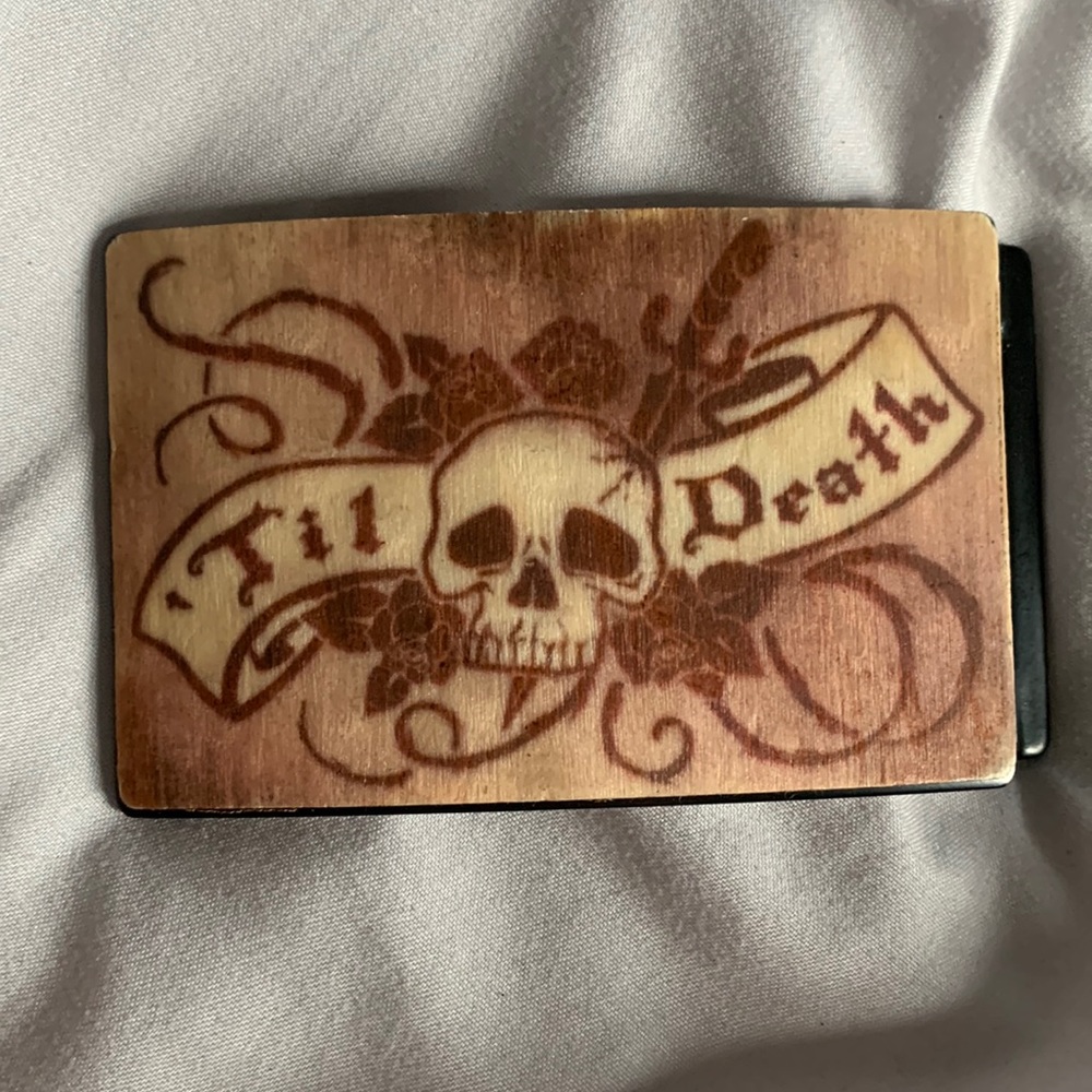 Wood stained metal belt buckle, tattoo style skull and “til death” script